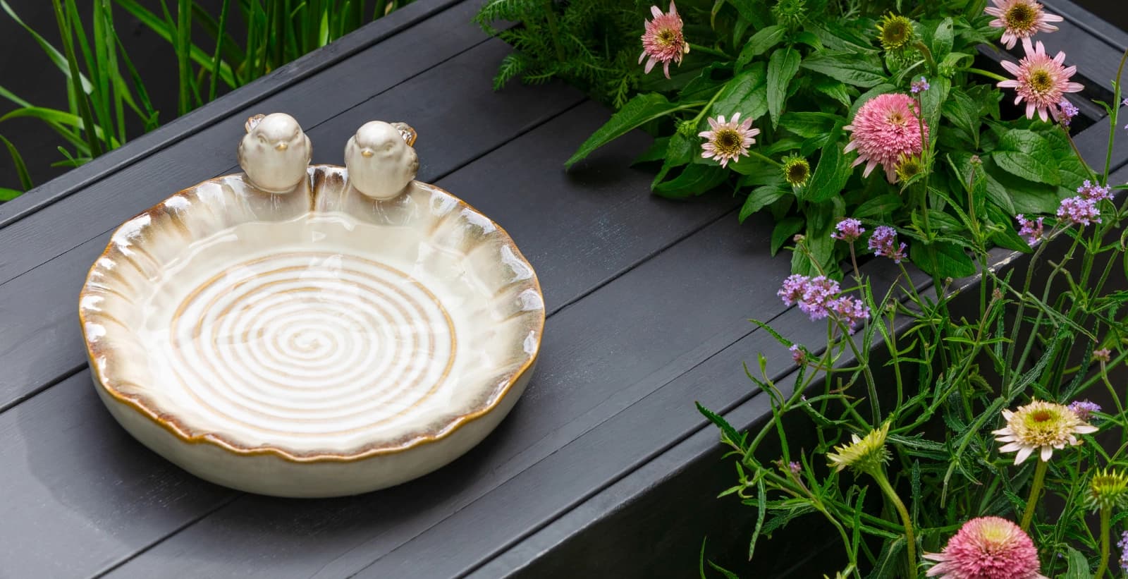 Erfrischende Vogeltränken für den Garten, Balkon & Co.