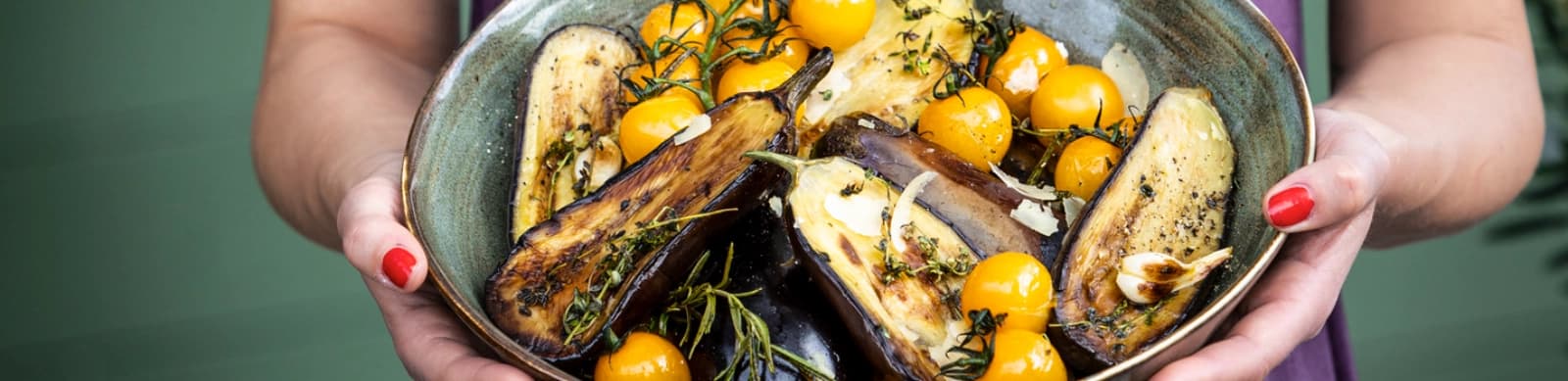 Leckere Auberginen aus dem Garten und Topf