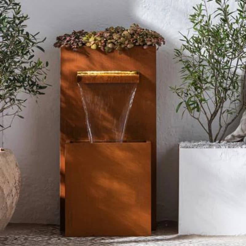 Brunnen mit Wasserfall