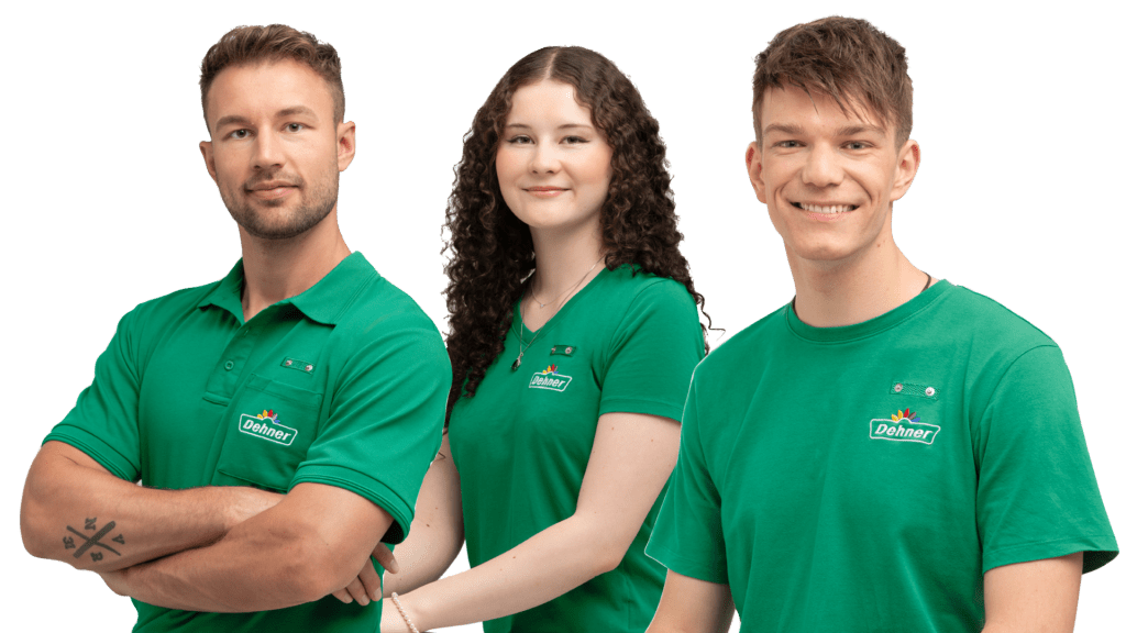 Garten-Center-Mitarbeiter mit zwei Auszubildenden – Teamarbeit und Ausbildung im grünen Umfeld