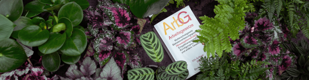 Arbeitsgesetzbuch liegt zwischen grünen Pflanzen