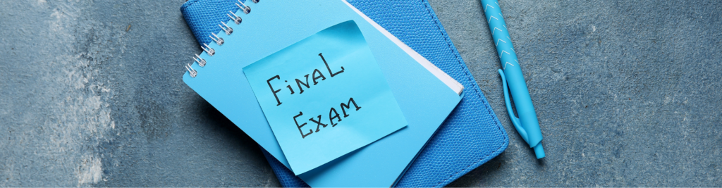 junger Mann lächelnd beim Lernen