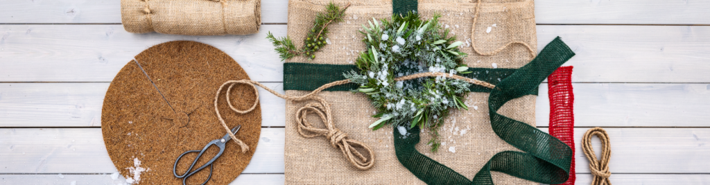 Materialien zum Winterschutz von Pflanzen mit Jutegewebe, Kokosscheibe, Bindeschnur und Schutznetz