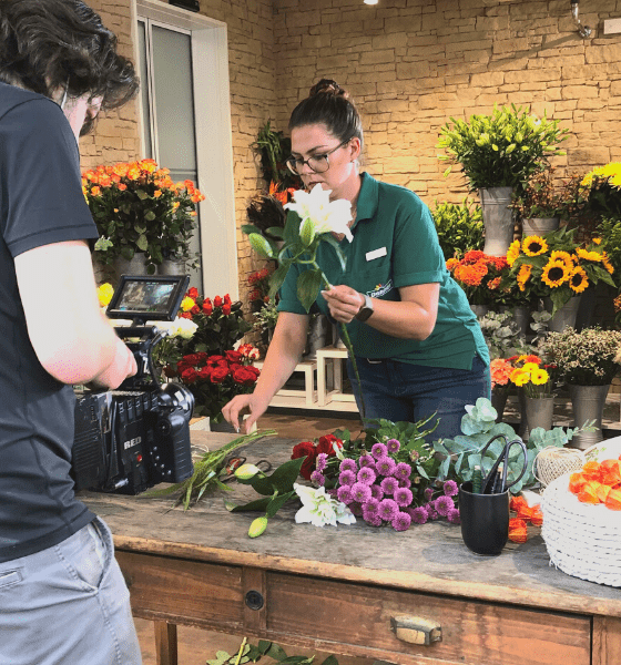 Der Kameramann filmt Jasmin beim Binden eines Blumenstraußes