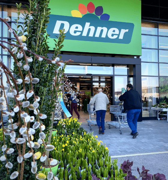 Großer Anstrum bei der Neueröffnung des Dehner Garten-Centers in Gerasdorf