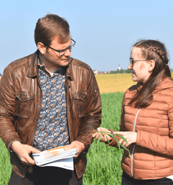 Julia unterstützt tatkräftig das Saatgut-Team bei Dehner Agrar