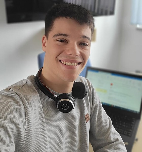 Alex bei seinem Praktikum im HR-Bereich