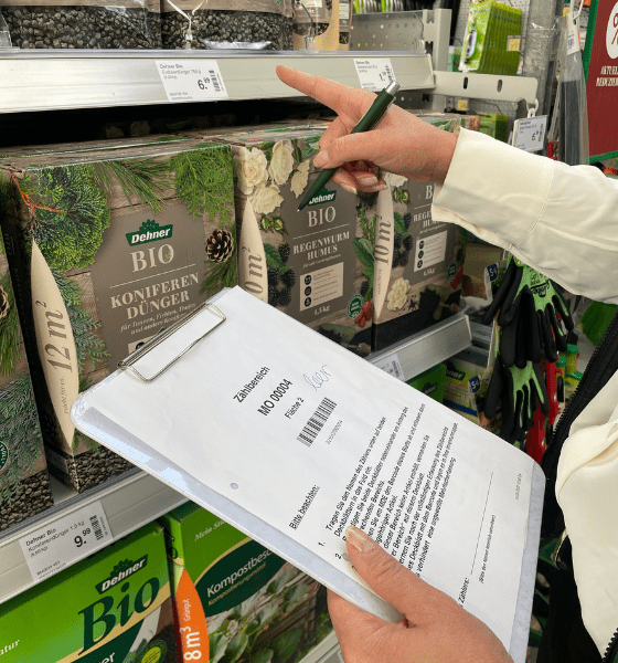 Prüfung der Produkte im Regal
