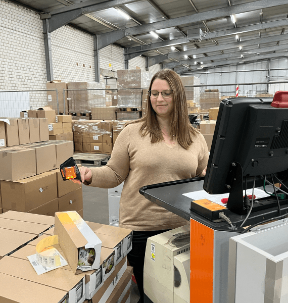 Kommissionierung in der Dehner Logistik