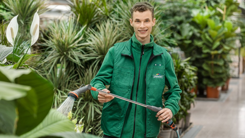 Ben absolviert die Ausbildung zum Kaufmann im Einzelhandel und lernt alles über Pflanzen