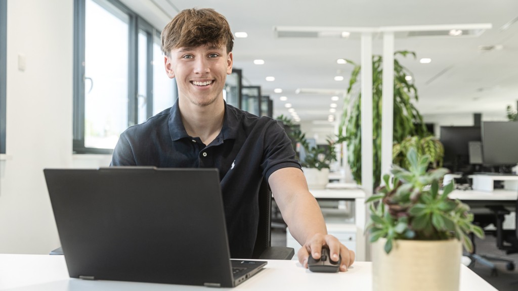 Alexander durchläuft in der Ausbildung zum Kaufmann für Büromanagement verschiedene Abteilungen
