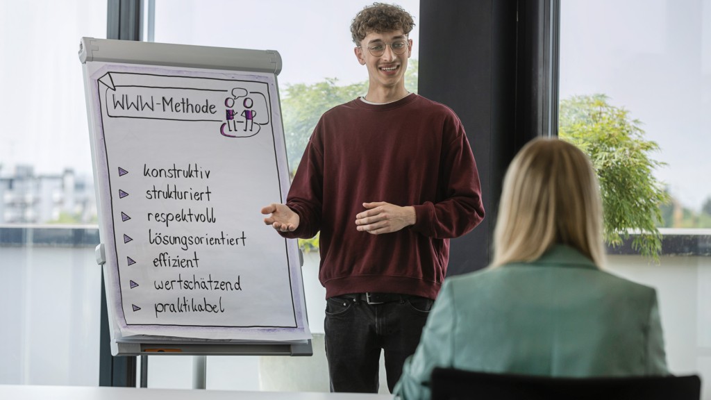 Dualer Student Luca schult Azubis zu seinem aktuellen Projekt