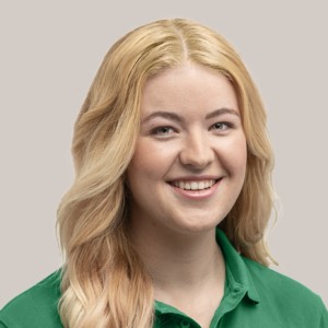 Josephine kümmert sich als Verkäuferin Zoo um die tierischen Bedürfnisse ihrer Kund*innen