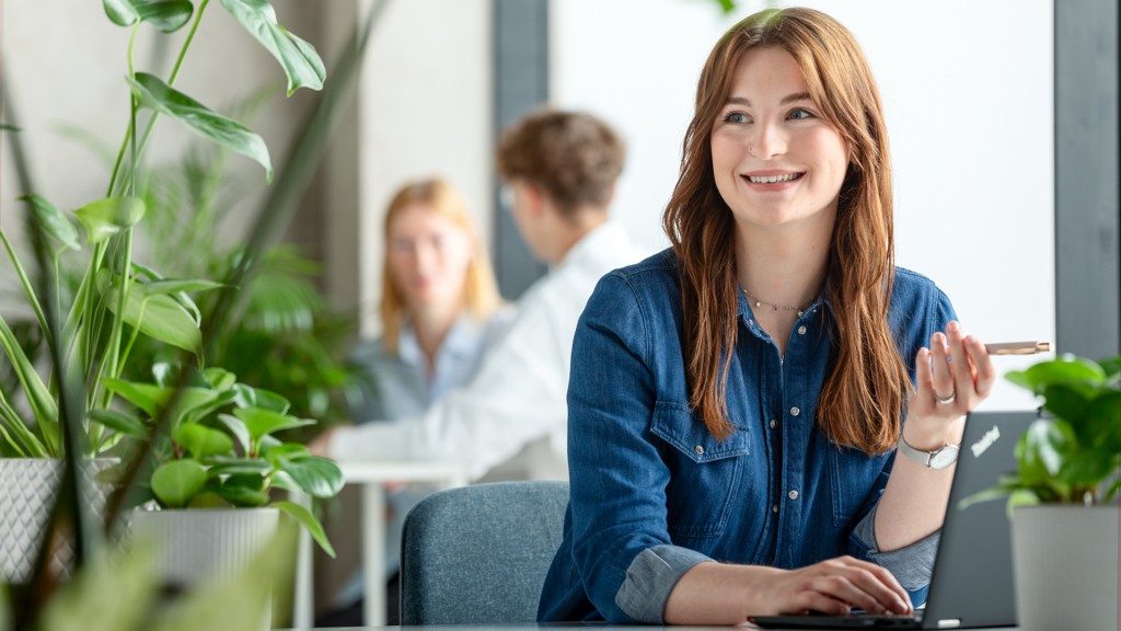 Eva arbeitet als Junior Social Media Manager in der Dehner Unternehmenszentrale