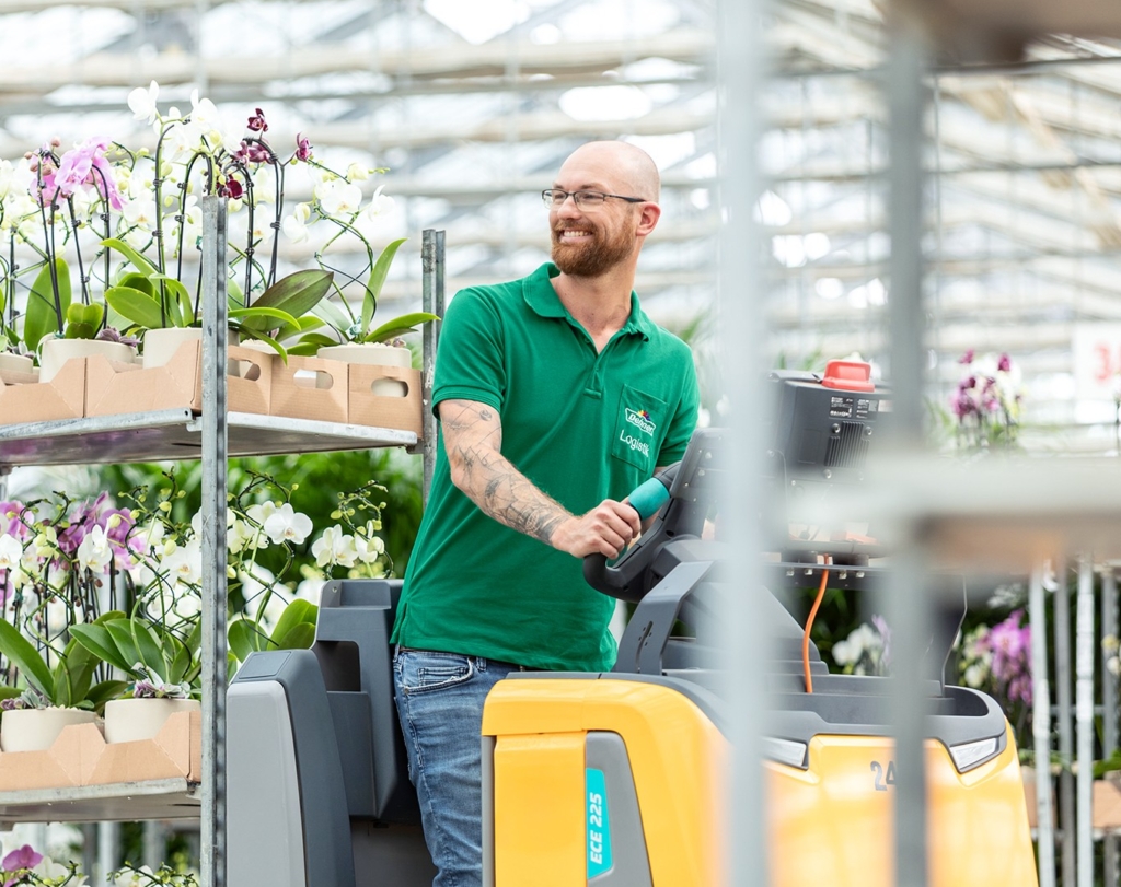 Michael bringt als Teamleitung Logistik mit Hilfe eines Staplers die Orchideen für die Garten-Center zum LKW