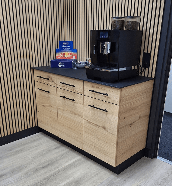 In der Schreinerei bei Dehner werden verschiedenen Möbelstücke angefertigt