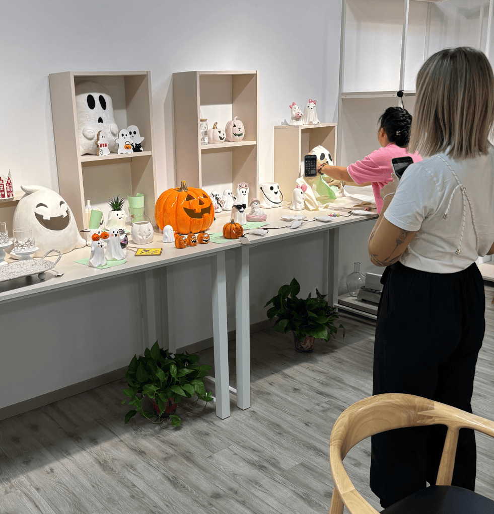 Eine Mitarbeiterin schaut sich die finale Produktauswahl an