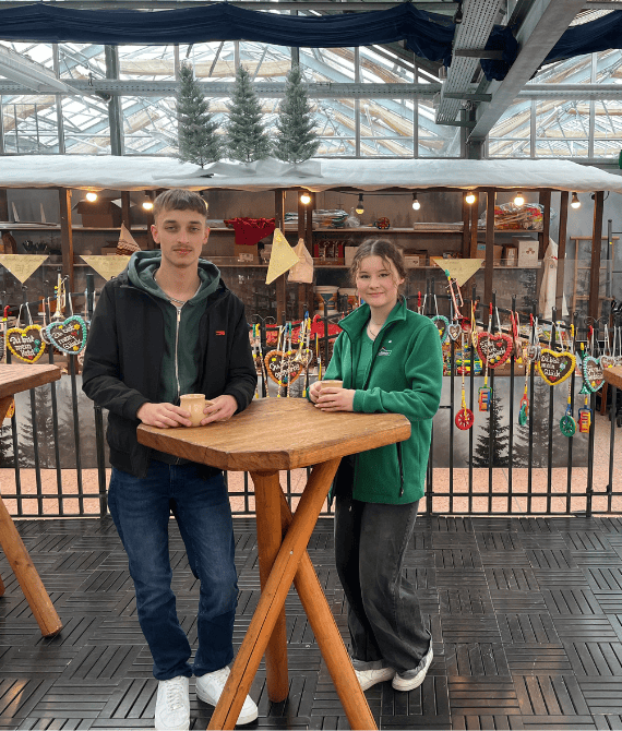 Zwei Azubis zusammen auf dem Dehner Weihnachtsmarkt