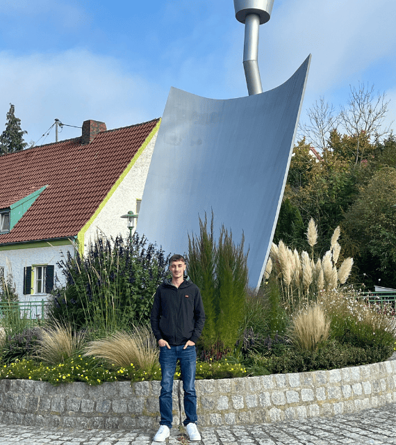 Dualer Student bei Dehner vor dem Garten-Center