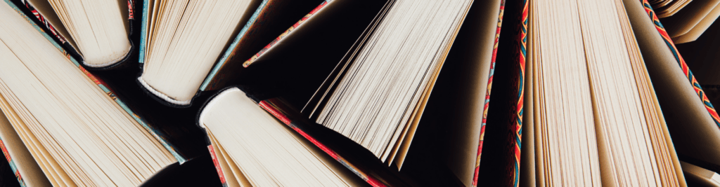 Büchersammlung steht auf dem Tisch