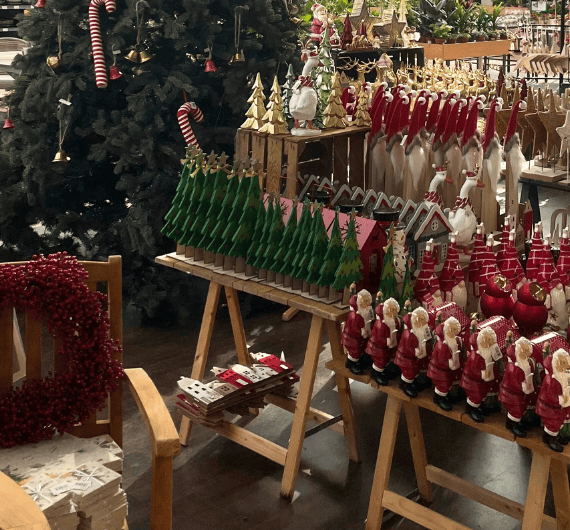 weihnachtliche Aufbauten bei Dehner