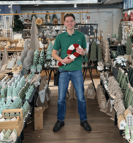 Teamwork beim Aufbau des Weihnachtsmarktes