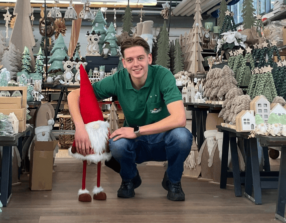 Vorbereitungen für den Aufbau des Weihnachtsmarktes in den Dehner-Gartencentern