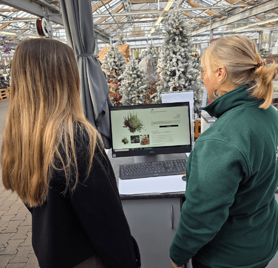 Zwei Frau schauen in einen Bildschirm