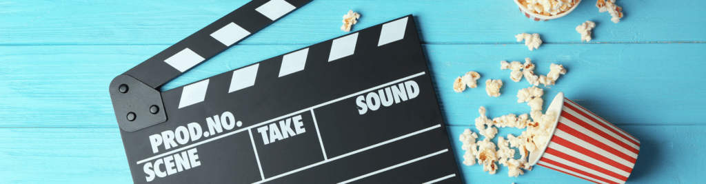Das Bild zeigt eine Filmklappe und Popcorn