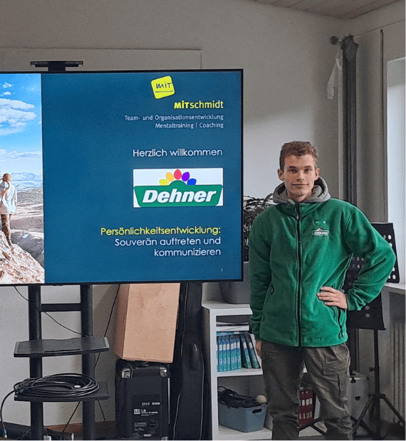 Ein Junge im Seminarraum neben einer Präsentation