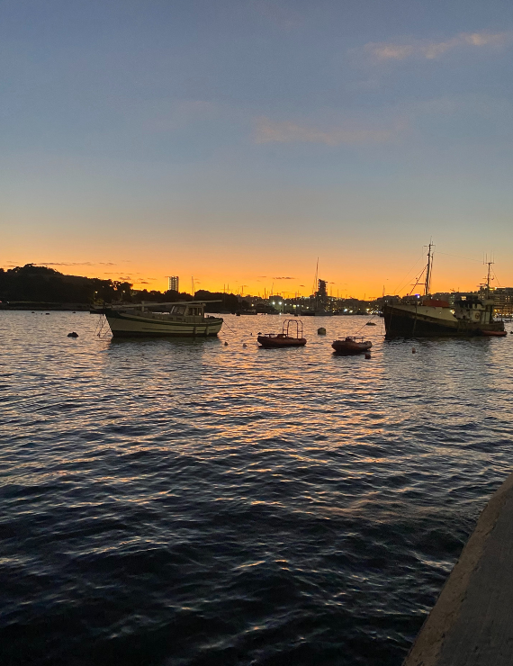 Boote im Hafen bei Sonnenuntergang