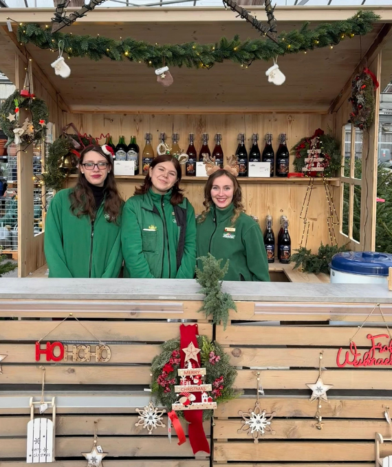 Drei Auszubildende in einer Hütte für eine Punschverkostung