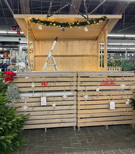 Holzhütte winterlich dekoriert