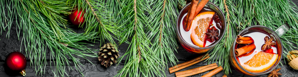 Zwei Tassen mit Punsch mit weihnachtlichen Hintergrund