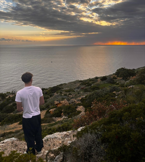 Ein Mann an einer felsigen Küste am Meer
