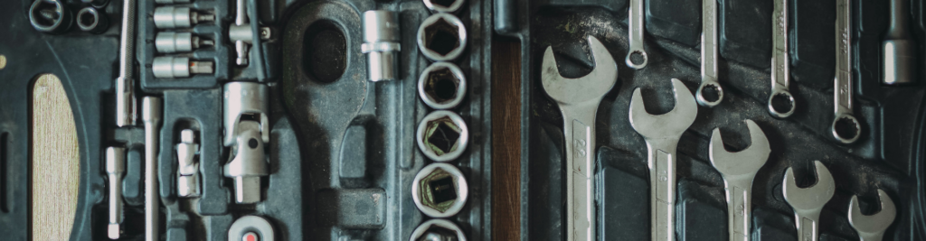 Silberfarbenes Werkzeug liegt in einem Werkzeugkasten