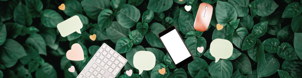 Tastatur, Maus, Smartphone und Post its vor einem Blätterhintergrund