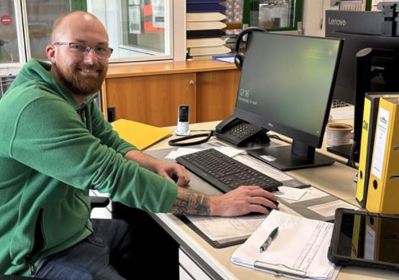 Ein Mann sitzt am Computer und analysiert Kennzahlen