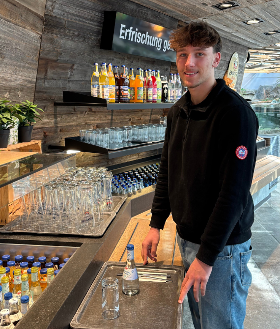 Jugendlicher mit einem Tablet in einem Selbstbedienungs-Bistro