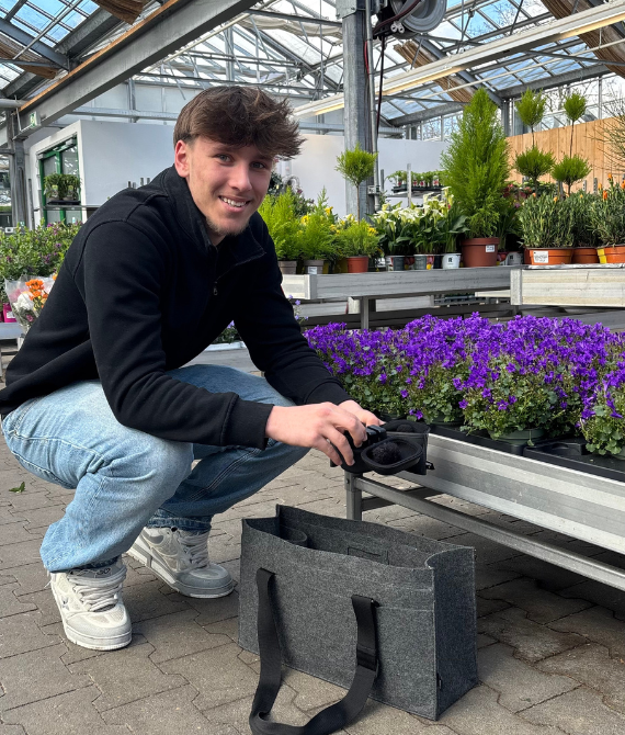 Junger Mann mit einer Kamera in der Hand