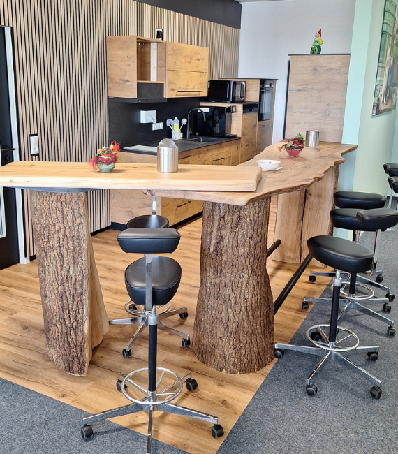 Stehtisch aus Holz in einer Küche