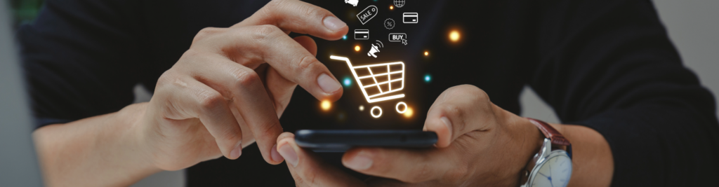 Eine Hand hält ein Smartphone in der Hand und kauft online ein
