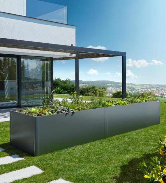 Graues Biohort Metall Hochbeet steht in einem modernen Garten