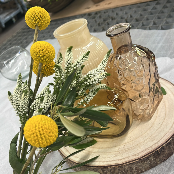 Verschiedenen Vasen auf einem Holzbrett mit Blumen
