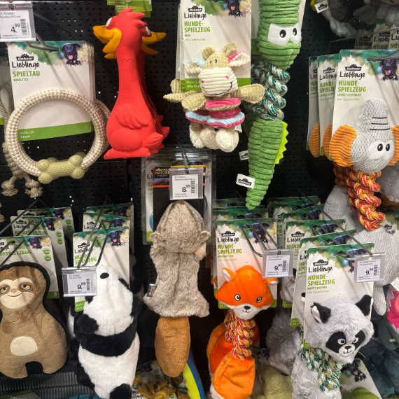 Buntes Hundespielzeug wird in einem Zoofachgeschäft in einem Regal präsentiert
