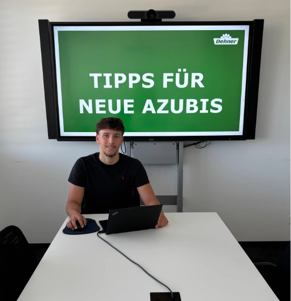 Ein Auszubildender hält eine Präsentation