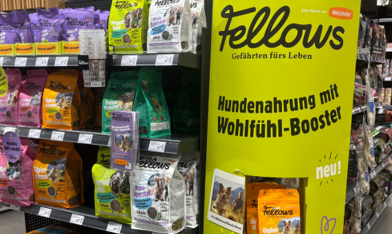 Fellows Hundenahrung wird in einem Zoofachgeschäft in einem Regal präsentiert