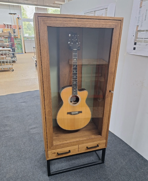 Schrank mit Halterung für eine Gitarre