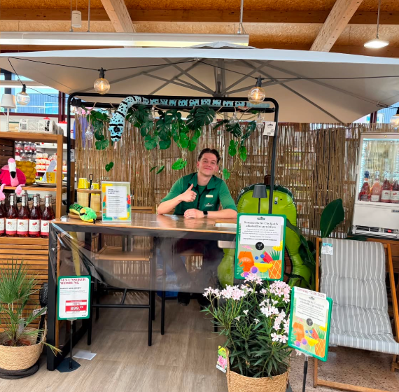 Mitarbeiter hinter einem Stand am Aktionstag