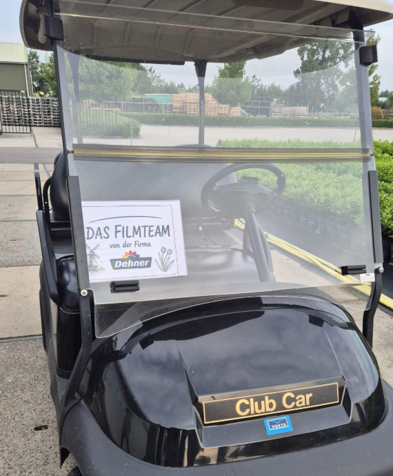 Schwarzes Club Car mit einem Schild für das Dehner Filmteam